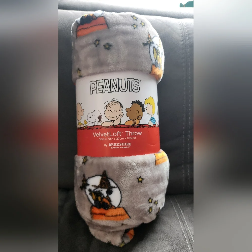 NWT PEANUTS Berkshire 50x70 Halloween Snoopy Witch Woodstock Gray Pet Throw